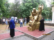  Відкриття пам'ятника в Херсонської обл. пгт. Новотроїцьке (15.06.2014)
