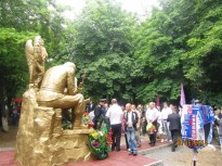  Відкриття пам'ятника в Херсонської обл. пгт. Новотроїцьке (15.06.2014)